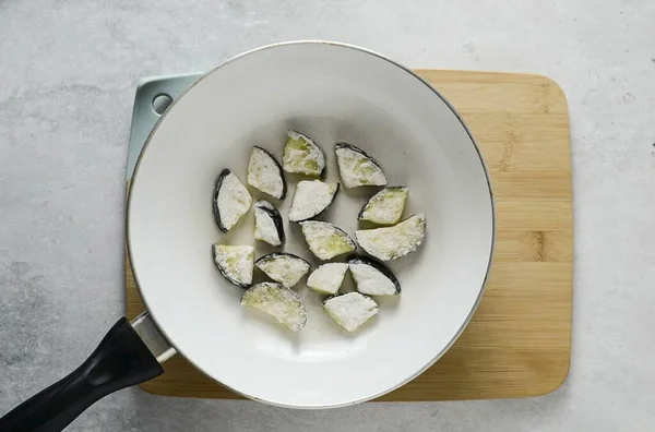 Verhit Een Koekenpan Met Olie Middelhoog Vuur Bak Aubergines Aan — Stockfoto