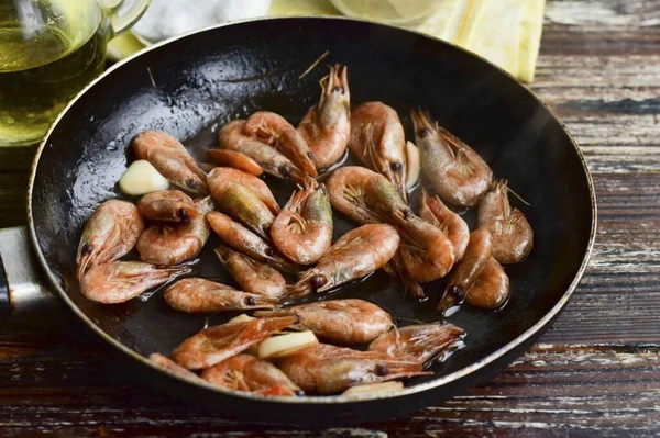 Cozinhe Camarão Até Que Vinho Esteja Completamente Evaporado — Fotografia de Stock