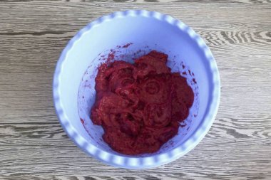 Ahududuları kaseye koy. Taze donmuş böğürtlen kullanıyorsanız, sonuna kadar buzlarını çözmemelisiniz. El çırpıcı ile öğütülmüş ahududu.