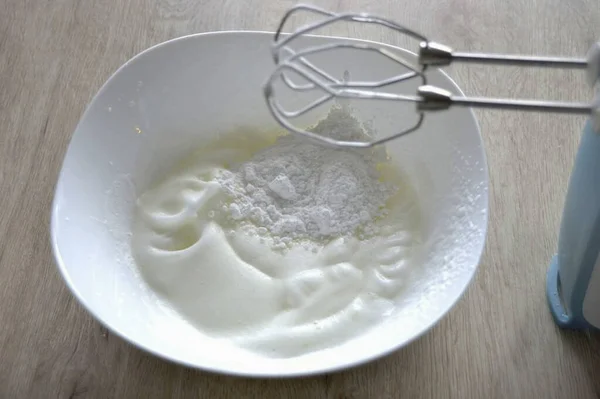 Whisk Putih Sampai Berbulu Kemudian Tambahkan Gula Icing — Stok Foto