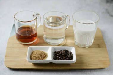 İrlanda kahvesi yapmak için gerekli tüm malzemeleri hazırlayın..