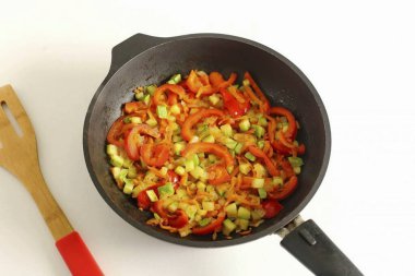 Yarı pişene kadar her şeyi kızart..