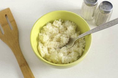 Ekmeğin kenarlarını kes, ellerinle ez ve süte batır..