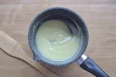 Tencereyi ocağın üzerine koy ve krema kalınlaşana kadar sürekli karıştır. Kremadan sonra, güzel..