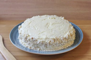 Pastanın kenarlarına serpiştirmek ve serpmek için kremayı doğra.