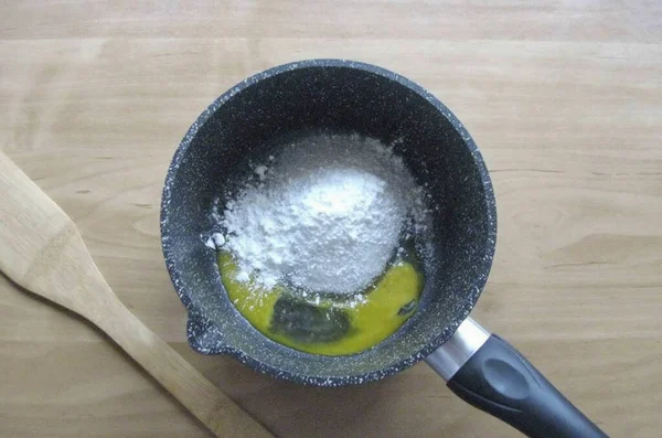 Lägga Till Majsstärkelse Eller Mjöl Skillet — Stockfoto