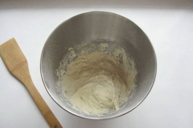 Pürüzsüz olana kadar mayayı su, tuz, tereyağı ve unla iyice karıştır. Mikser ya da ekmek makinesi kullanabilirsin..