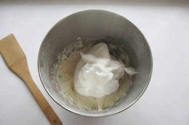 Sonra yavaşça çırpılmış yumurta beyazını hamura ekle..