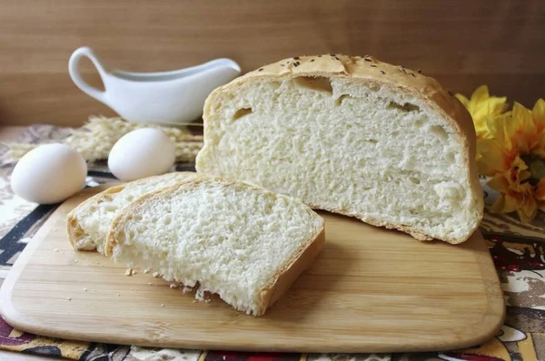 Das Eiweißbrot Etwas Abkühlen Lassen Und Aus Der Form Nehmen — Stockfoto