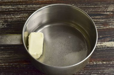 Kepçeye su dök, bir tutam tuz ekle ve tereyağı ekle..