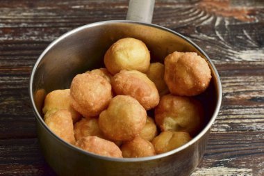 İçine donut koy ve yavaşça karıştır..