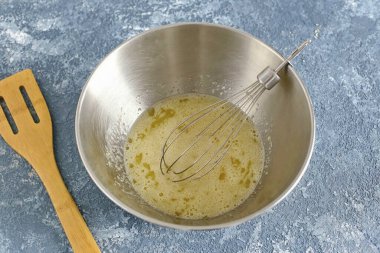 Yumurtaları şeker, vanilya ve tuzla çırp.