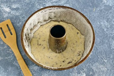 Fırını yağla yağla. Altına ve yanlarına un ya da irmik serpin. Hamuru dök ve turtayı 180 derecede yaklaşık 30 dakika pişir..