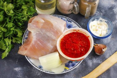 Hindi soslu rulo yapmak için gereken tüm malzemeleri hazırlayın. Domates ya da kırmızı dolma biber ezmesi kullan..