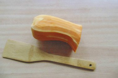 Balkabağını yıka ve soy ve soy..