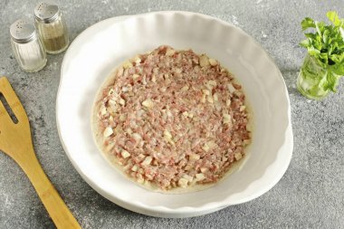 Atıştırmalık kek hazırlıyorum. Fırını yağla yağla. Tortilla 'yı dök ve dolguyu üzerine yay..