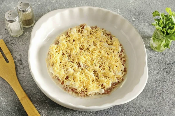 Cubra Com Uma Rede Maionese Polvilhe Carne Picada Com Queijo — Fotografia de Stock