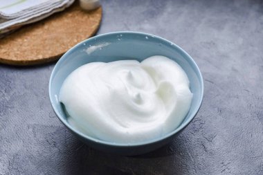 Ayrı bir kasede, tavuk proteinlerini bir tutam tuzla dövün - 2-3 dakika.