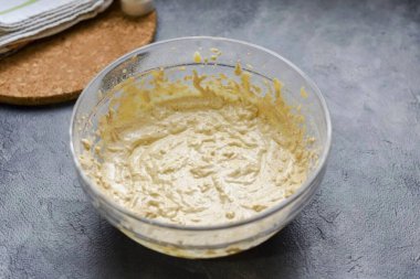 Bisküvi için kalın bir taban oluşturuyor..