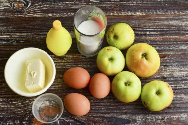 Apple Terrine yapmak için gerekli tüm malzemeleri hazırlayın..