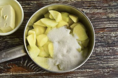 Elmaları yıka, soy ve doğra. Bir kepçeye ya da kaseye koy. Şeker ekle. Limon suyu dök. Tarçın ekle.