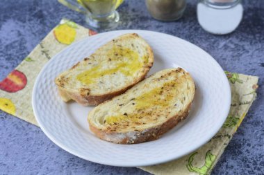 Çıtır sandviçlerin üzerine aromatik zeytinyağı dök..