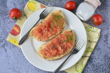 Hemen servis yapın. Her sandviçe biraz tuz ekle. Tatma mevsimi. Afiyet olsun.!