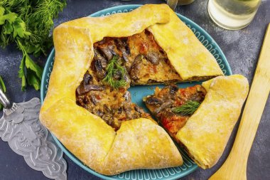 O zaman onu parçalara ayırarak servis et. Çay ve kahveyi unutma..