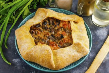 Kahverengi bisküviyi fırından çıkar ve hafifçe soğut ki dolguyu kalınlaştırsın..