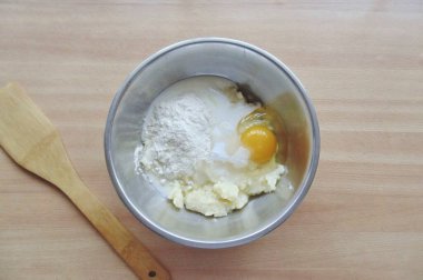 Kabartma tozu ve süzme un ekle..