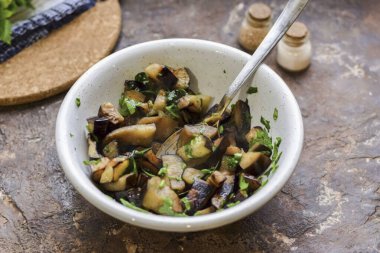 Her şeyi karıştır ve 1,5-2 saat terbiye et, sonra servis yap..