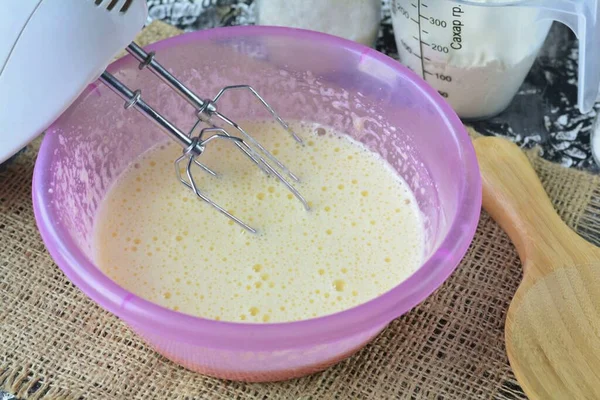 Utilizzando Mixer Sbattere Miscela Uova Aggiungendo Gradualmente Zucchero Vanigliato — Foto Stock