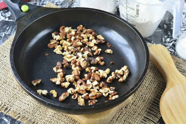 Freír Ligeramente Las Nueces Una Sartén — Foto de Stock