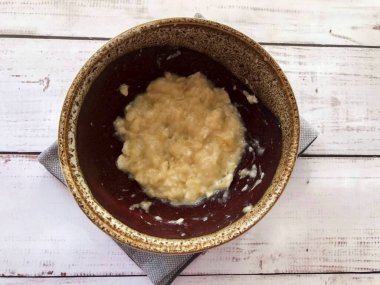 Bir muz al ve çatal ya da el blenderi ile ez..