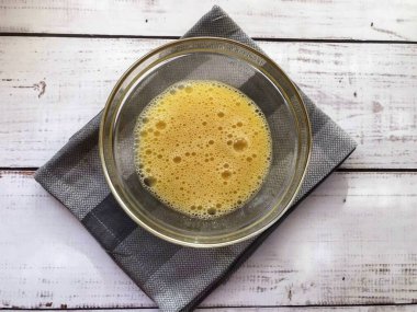 Ayrı bir kasede, yumurtaları bir tutam tuzla çırp..