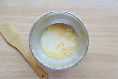 Bir kâseye kefir dök ve karıştır..