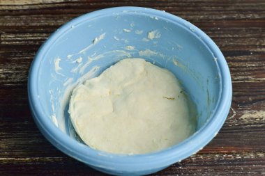 İyice karıştır. Eşit bir parça oluştur.