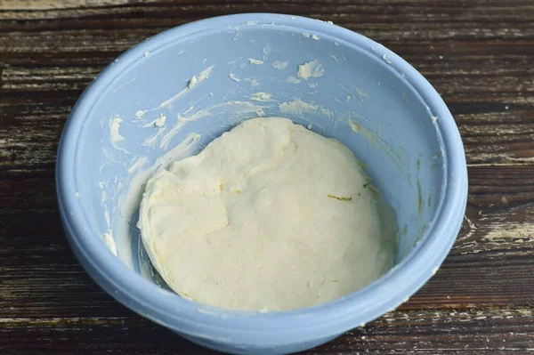 İyice karıştır. Eşit bir parça oluştur.