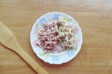 Jambon ve haşlanmış tavuğu küçük parçalara ayır..