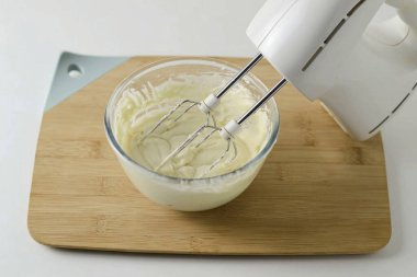 Yumuşayana kadar mikserle vur.