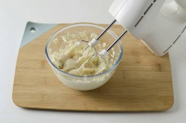 Hindistan cevizi yoğunlaştırılmış sütü dök.