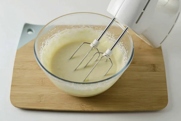 Continuación Combinar Crema Leche Condensada Verdura Untada Con Natillas —  Fotos de Stock