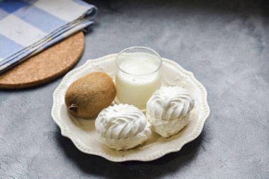 Kremalı şekerleme yapmak için gerekli tüm malzemeleri hazırlayın..
