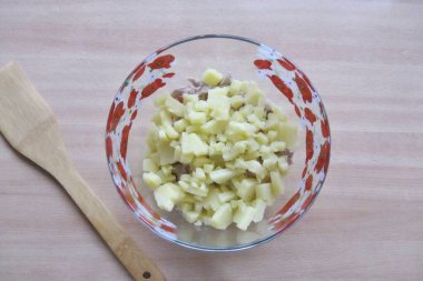 Haşlanmış patatesleri soğut ve küçük küplere böl.