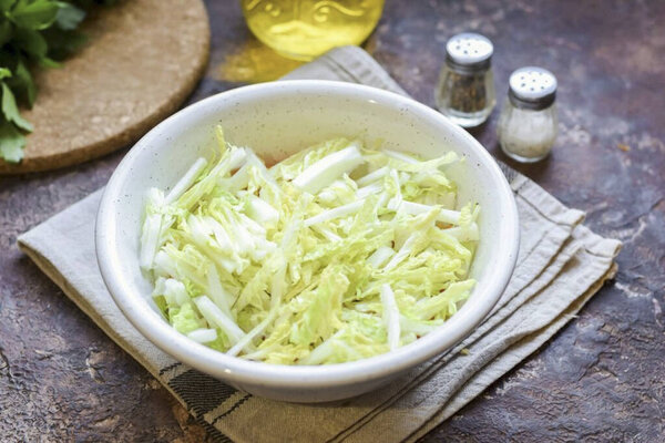 Rinse and dry the Chinese cabbage, remove the top leaves. Cut the cabbage into thin strips, add to the bowl with the carrots.