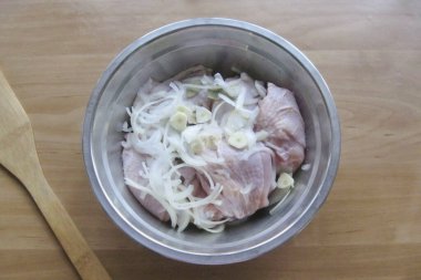 Bir kaseye doğranmış sarımsak ekle..