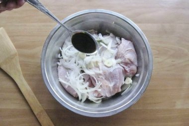 Soya sosunu bir kaseye dök..