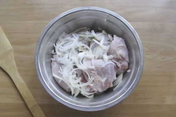 Peel Mencuci Dan Memotong Bawang Tambahkan Mangkuk Dengan Ayam Dan — Stok Foto