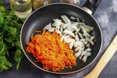 Sebzeleri soy ve suda durula. Havuçları ince hücrelerle rendele, soğanları küçük küplere ayır. Her iki dilimi de tavada 3-4 dakika kadar sebze yağında kızart..