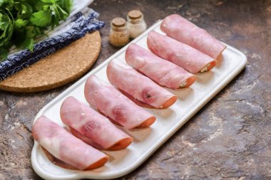 Jambonu rulo yap. Bitmiş aperatifleri masaya servis et..